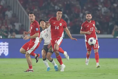Gelandang Timnas Indonesia, Ivar Jenner, berbincang dengan Calvin Verdonk, saat hendak masuk lapangan menggantikan Thom Haye pada laga kontra Bahrain di Kualifikasi Piala Dunia 2026 zona Asia