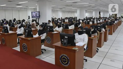 Peserta berdoa sebelum mengikuti proses Tes Standar Kompetensi Dasar (SKD) CPNS di BKN, Jakarta, Kamis (2/9/2021). Sebanyak 800 peserta mengikuti tes yang dibagi dua sesi dan menerapkan proto