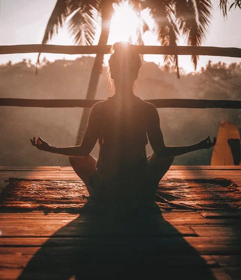 Ilustrasi ngobrol, nongkrong, kumpul bareng teman. (Photo by Eliott Reyna on Unsplash)