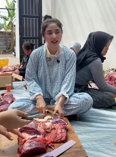 Sejumlah artis rayakan Idul Adha dengan hewan kurban. Dewi Perssik tak hanya berkurban tapi ikut motong daging. Raffi Ahmad berbagi dengan Sonny Septian. (Foto: Dok. Instagram @raffinagita