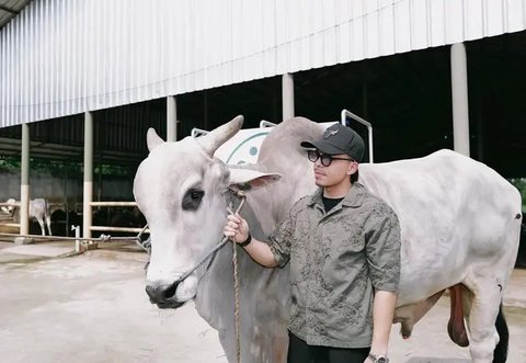 Sejumlah artis rayakan Idul Adha dengan hewan kurban. Dewi Perssik tak hanya berkurban tapi ikut motong daging. Raffi Ahmad berbagi dengan Sonny Septian. (Foto: Dok. Instagram @raffinagita