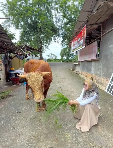 Sejumlah artis rayakan Idul Adha dengan hewan kurban. Dewi Perssik tak hanya berkurban tapi ikut motong daging. Raffi Ahmad berbagi dengan Sonny Septian. (Foto: Dok. Instagram @raffinagita