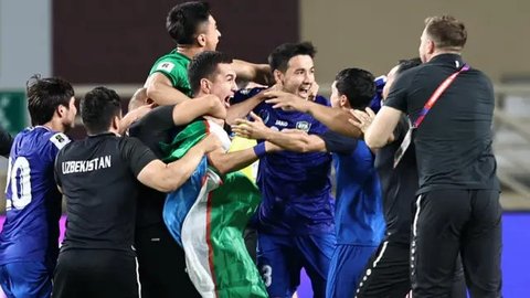 Pemain Timnas Indonesia, Rizky Ridho dan Jay Idzes merayakan kemenangan atas Bahrain pada laga kedelapan putaran ketiga Grup C kualifikasi Piala Dunia 2026 di Stadion Utama Gelora Bung Karno,