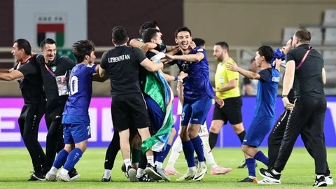 Pemain Timnas Indonesia, Rizky Ridho dan Jay Idzes merayakan kemenangan atas Bahrain pada laga kedelapan putaran ketiga Grup C kualifikasi Piala Dunia 2026 di Stadion Utama Gelora Bung Karno,