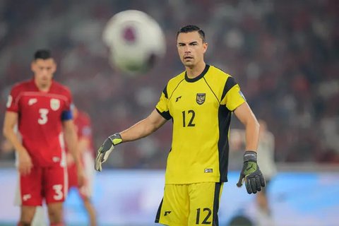 Ekspresi kiper Timnas Indonesia, Emil Audero, saat laga melawan China dalam laga Kualifikasi Piala Dunia 2026 zona Asia di Stadion Utama Gelora Bung Karno (SUGBK) Senayan, Jakarta, Kamis (