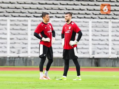 Ekspresi kiper Timnas Indonesia, Emil Audero, saat laga melawan China dalam laga Kualifikasi Piala Dunia 2026 zona Asia di Stadion Utama Gelora Bung Karno (SUGBK) Senayan, Jakarta, Kamis (