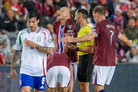 Duel Alessandro Bastoni dengan Erling Haaland,di laga Norwegia vs Italia di Ullevaal Stadion, Sabtu (07/06/2025). (Cornelius Poppe/NTB via AP)