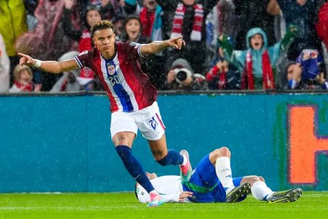 Duel Alessandro Bastoni dengan Erling Haaland,di laga Norwegia vs Italia di Ullevaal Stadion, Sabtu (07/06/2025). (Cornelius Poppe/NTB via AP)