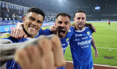 Pemain Persib Bandung, Marc Klok (kiri) berebut bola dengan pemain Persija Jakarta, Maciej Gajos dalam laga lanjutan BRI Liga 1 2024/2025 di Stadion Patriot Candrabhaga, Bekasi, Minggu (16/02