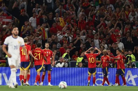 Pelatih Portugal Roberto Martinez berjabatan tangan dengan Cristiano Ronaldo saat Ronaldo diganti di laga semifinal Nations League kontra Jerman di Allianz Arena, Munich, Jerman, Rabu