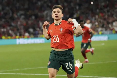 Pelatih Portugal Roberto Martinez berjabatan tangan dengan Cristiano Ronaldo saat Ronaldo diganti di laga semifinal Nations League kontra Jerman di Allianz Arena, Munich, Jerman, Rabu