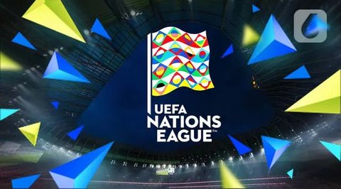 Pelatih Portugal Roberto Martinez berjabatan tangan dengan Cristiano Ronaldo saat Ronaldo diganti di laga semifinal Nations League kontra Jerman di Allianz Arena, Munich, Jerman, Rabu