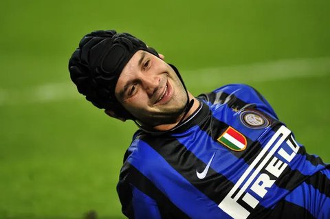 Mantan bek tim nasional Rumania, Cristian Chivu. (AFP/Giuseppe Cacace)