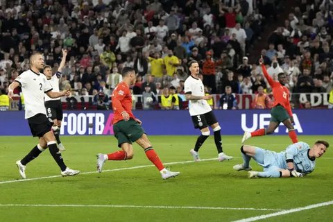 Panasnya laga semifinal UEFA Nations League antara Jerman melawan Spanyol hari Kamis (05/06/2025) dini hari WIB. (Tobias SCHWARZ / AFP)