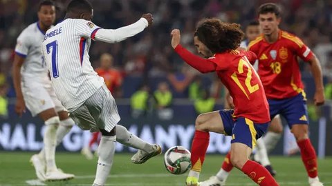 Panasnya laga semifinal UEFA Nations League antara Jerman melawan Spanyol hari Kamis (05/06/2025) dini hari WIB. (Tobias SCHWARZ / AFP)