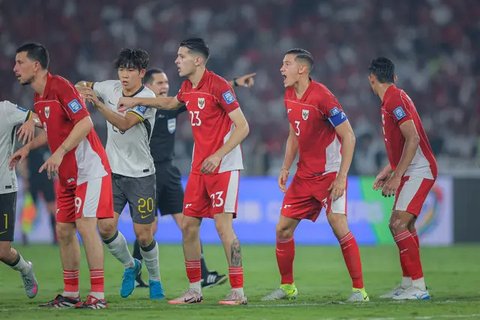Striker Timnas Indonesia, Ole Romeny, berselebrasi usai mencetak gol ke gawang China dalam laga Kualifikasi Piala Dunia 2026 zona Asia di Stadion Utama Gelora Bung Karno (SUGBK) Senayan, J