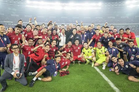 Striker Timnas Indonesia, Ole Romeny, berselebrasi usai mencetak gol ke gawang China dalam laga Kualifikasi Piala Dunia 2026 zona Asia di Stadion Utama Gelora Bung Karno (SUGBK) Senayan, J
