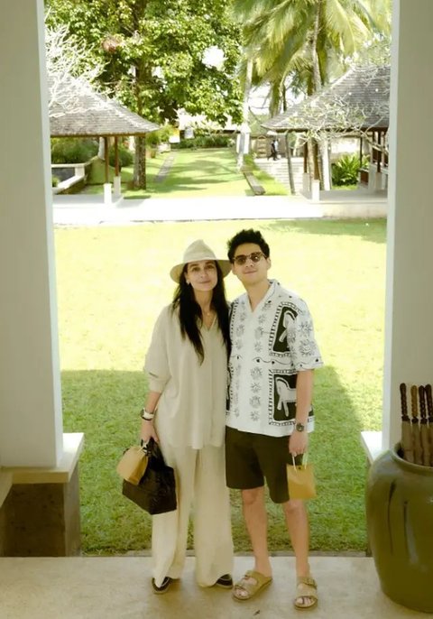 Outfit Luna Maya Peringati 1 Bulan Pernikahan/Instagram/@lunamaya