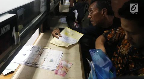 Warga membayar pajak kendaraan di Samsat Polda Metro Jaya, Jakarta, Jumat (16/11). Pemprov DKI menghapuskan sanksi administrasi Pajak Kendaraan Bermotor (PKB) dan sanksi administrasi Bea Bali