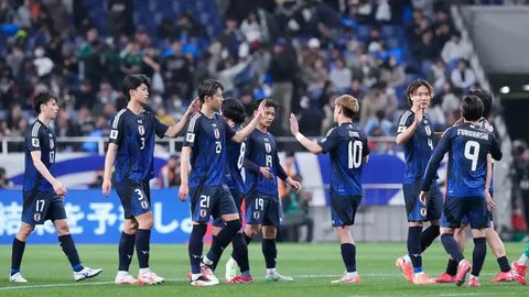 Pemain Timnas Indonesia, Calvin Verdonk (tengah kanan) bersalaman dengan pemain Jepang, Koki Ogawa pada laga lanjutan putaran ketiga Grup C Kualifikasi Piala Dunia 2026 di Stadion Utama Ge