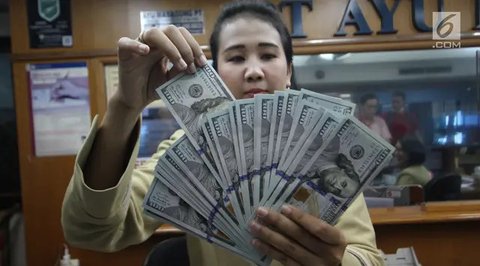 Nilai tukar rupiah terhadap dolar Amerika Serikat (AS) terus menguat, Jakarta, Kamis (23/10/2014) (Liputan6.com/Johan Tallo)