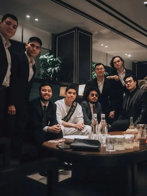 Lihat di sini gaya Al Ghazali saat dapat keutan bro-dal shower jelang pernikahannya dengan Alyssa Daguise. [@jejesoekarno].