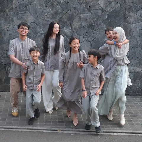 Lihat di sini gaya Zaskia Adya Mecca bareng 5 anaknya pakai sarimbit di momen Idul Adha 2025. [@zaskiadyamecca].