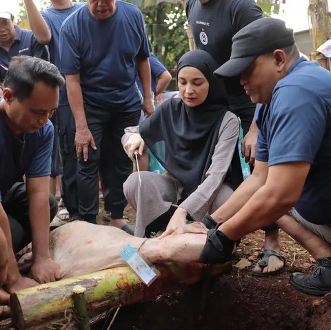 Lihat di sini gaya Shireen Sungkar sata semeblih hewan kurban sendiri. [@shireensungkar].