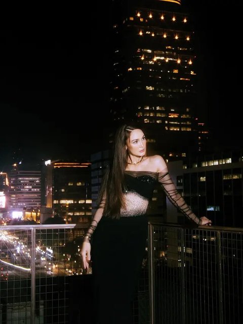 Dalam sorotan lampu malam dan latar belakang city lights Jakarta, gaya rambut barunya tampak seperti mahkota tak kasat mata yang melengkapi auranya sebagai Queen of the Night. [@lunamaya].