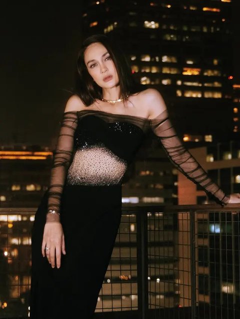 Ditata oleh hairstylist andalan @ranggayusuf, rambut panjang Luna tampak sehat, berkilau, dan disisir lurus sempurna tanpa aksesori berlebihan, membiarkan kesan anggun dan tegas berbicara sendiri.  [@lunamaya].