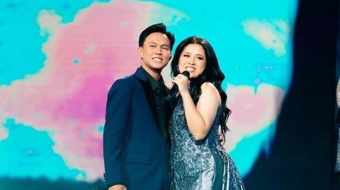 Hubungan Bina dan Fajar sempat diiyakan sang juara Idol 2025 ketika ia jadi bintang tamu di Youtube Boy William. Video Bina ketika sedang merias dan mencium Fajar juga sempat viral jadi perbincangan.
