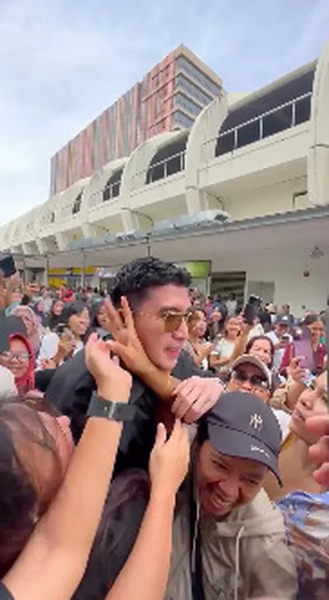 Selebriti, Verrell Bramasta saat rapat paripurna pelantikan anggota DPR Republik Indonesia terpilih periode 2024-2029 di Gedung Nusantara, Kompleks Parlemen, Senayan, Jakarta, Selasa (1/10/20
