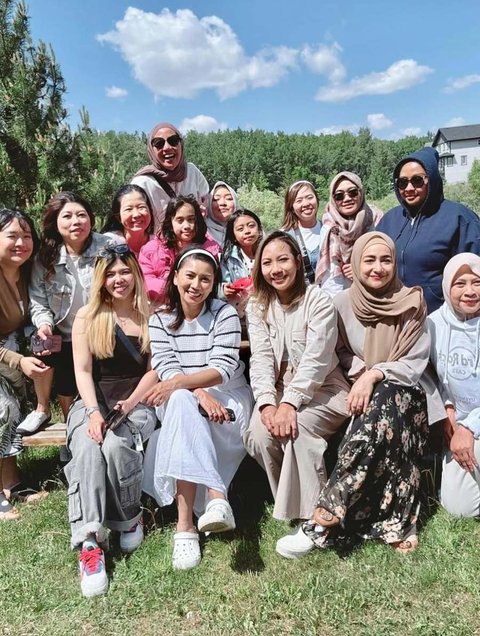 Cindy juga menambahkan 'from Edmonton' di caption, kota yang kini jadi tempat tinggalnya. Ia pun foto bareng-bareng bersama sahabat.