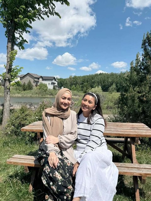 Cindy seperti biasa terlihat begitu cantik meski dengan penampilan sederhana.