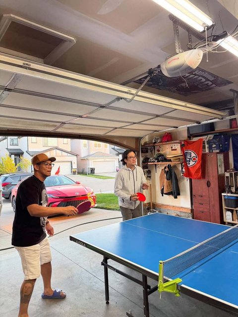 Yang unik di perayaan kali ini, Firman malah main tenis meja saat berkumpul dengan kerabat.