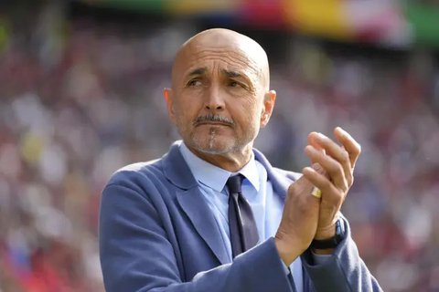 Pelatih Timnas Italia, Luciano Spalletti (kiri) dan pelatih Timnas Spanyol, Luis de la Fuente saling beradu argumen saat laga matchday kedua Grup B Euro 2024 di Arena Aufschalke, Gelsenkirche