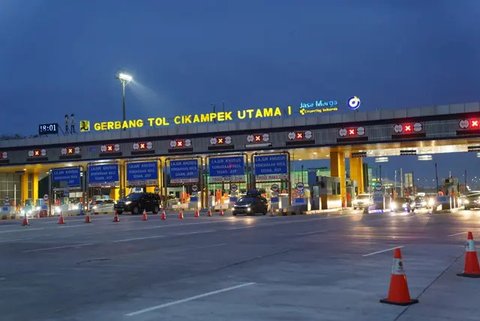 Pedagang menawarkan daganganya ke para pemudik di Jalan tol Cikopo - Palimanan KM 73, Purwakarta, Jawa Barat, Sabtu (30/4/2022). Padatnya arus lalu lintas ruas tol trans jawa, membuat peda