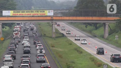 Pedagang menawarkan daganganya ke para pemudik di Jalan tol Cikopo - Palimanan KM 73, Purwakarta, Jawa Barat, Sabtu (30/4/2022). Padatnya arus lalu lintas ruas tol trans jawa, membuat peda