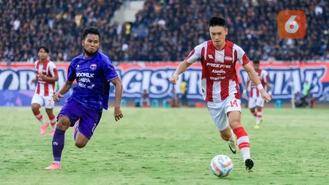 Gelandang PSIS Semarang, Shohei Matsunaga, mengoper bola saat menghadapi Bhayangkara FC pada laga Shopee Liga 1 di Stadion Patriot Chandrabhaga, Bekasi, Selasa(20/8). PSIS menahan imbang 0-0