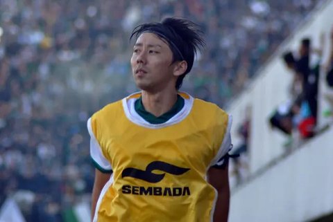 Gelandang PSIS Semarang, Shohei Matsunaga, mengoper bola saat menghadapi Bhayangkara FC pada laga Shopee Liga 1 di Stadion Patriot Chandrabhaga, Bekasi, Selasa(20/8). PSIS menahan imbang 0-0