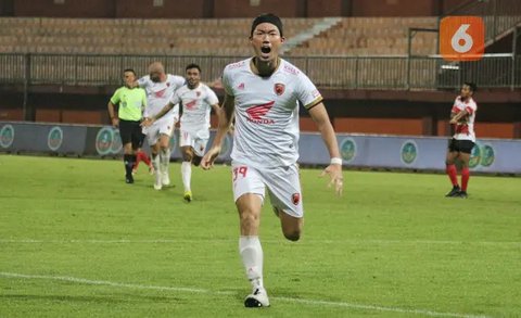 Gelandang PSIS Semarang, Shohei Matsunaga, mengoper bola saat menghadapi Bhayangkara FC pada laga Shopee Liga 1 di Stadion Patriot Chandrabhaga, Bekasi, Selasa(20/8). PSIS menahan imbang 0-0