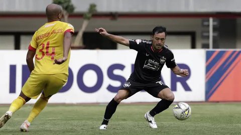 Gelandang PSIS Semarang, Shohei Matsunaga, mengoper bola saat menghadapi Bhayangkara FC pada laga Shopee Liga 1 di Stadion Patriot Chandrabhaga, Bekasi, Selasa(20/8). PSIS menahan imbang 0-0