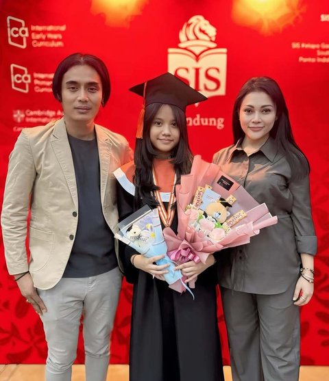 Charly dan istri kompak hadiri wisuda Senandung.<br />&nbsp;<br />"Selamat yah @senandung_vht anak gadis ayah sama bunda. Salam dan doa selalu.... Love u," tulis Charly dalam unggahan Instagram pribadi, Jumat (6/6).