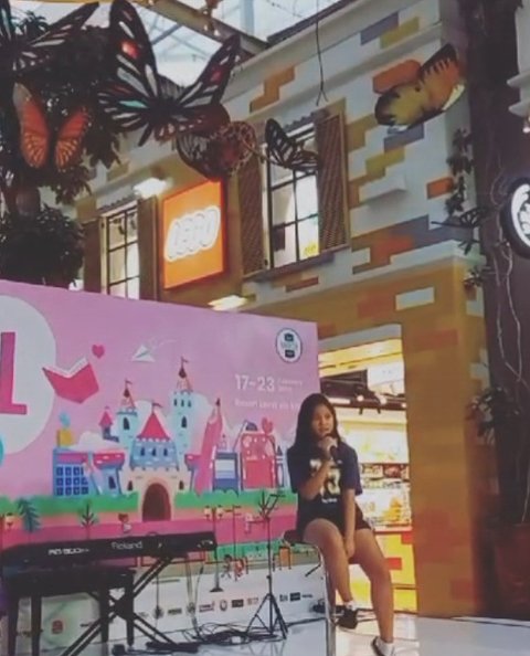 "Buah jatuh tak jauh dari pohonnya", Cantik punya suara merdu. Hal ini terlihat saat Regina temani sang putri yang perform di acara sekolah.