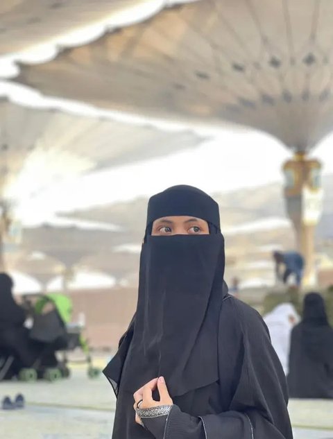 Potret Artis Mualaf Pakai Cadar. (Sumber: Instagram/larissachou)