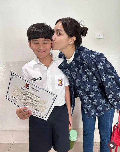 Nagita Slavina Tampil Tanpa Makeup saat Hadir di Sekolah Rafathar. [@raffinagita1717]
