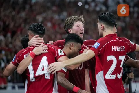 Pemain Timnas Indonesia, Jay Idzes memberikan bola kepada Ole Romeny untuk mengeksekusi tendangan penalti dalam laga lanjutan putaran ketiga Kualifikasi Piala Dunia 2026 melawan China di S