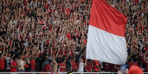 Koreografi raksasa dari suporter La Grande bergambar raksasa bergambarkan pertarungan antara Gundala dan Godzilla, serta tulisan "Untungnya Ku Tak Pilih Menyerah" di sisi kiri dan kanannya sa
