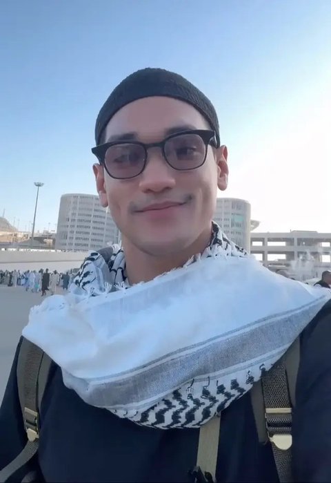 Afgan diam-diam naik haji tahun ini. Setelah tuntaskan ibadah haji, ia berbagi kesaksian tentang perjalanan batin dengan Sang Khalik selama di Tanah Suci. (Foto: Dok. Instagram @afgan__)