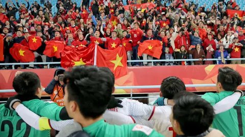 Pemain naturalisasi Timnas Malaysia, Sergio Aguero (19) merayakan gol ke gawang Timnas Laos pada Piala AFF 2022, Sabtu (24/12/2022). (Dok. FA Malaysia)